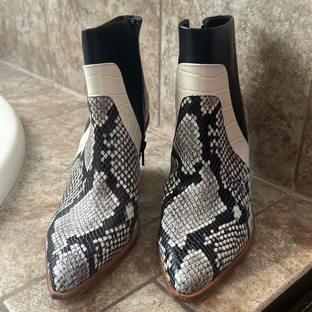 NWOT Gianni Bini ankle boots